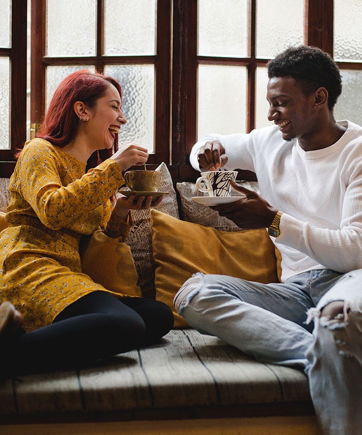 Two people enjoy a date after meeting on Tinder.